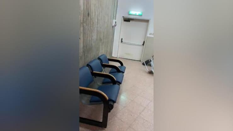 חולת קורונה מתעדת כסאות זרוקים על הרצפה, לכלוך וזוהמה בבית החולים סורוקה בבאר שבע
