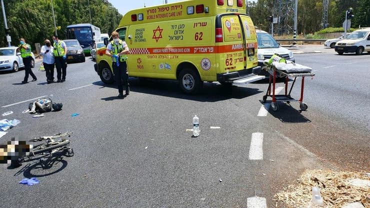 רוכב אופניים ככל הנראה נפגע מרכב בדרך דגניה בנתניה