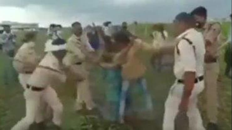 הודו שוטרים מכים בני דלית ב שדה