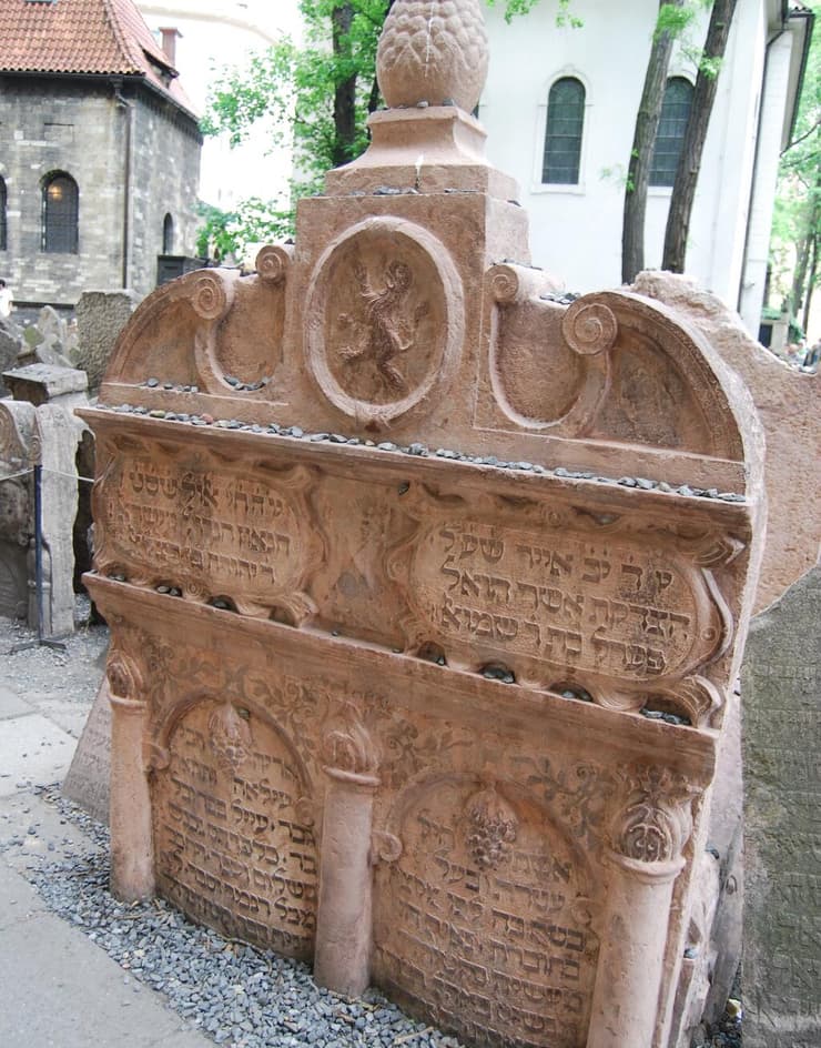 קברו של המהר"ל בבית הקברות היהודי העתיק בפארג