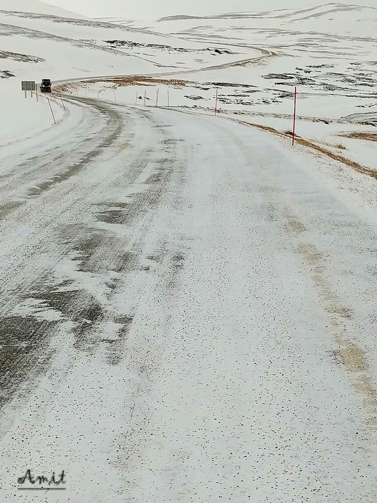 מבט על הדרך ומפלסת שלג באופק