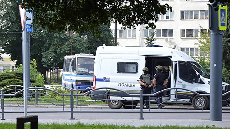 אוקראינה חמוש חטף אוטובוס בעיר לוצק מחזיק בני ערובה