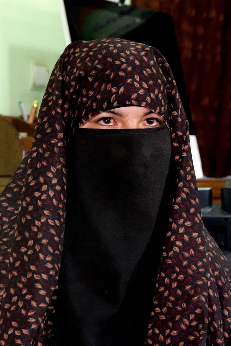 אפגניסטן ילדה חיסלה את המחבלים שרצחו את הוריה עם אחיה הקטן