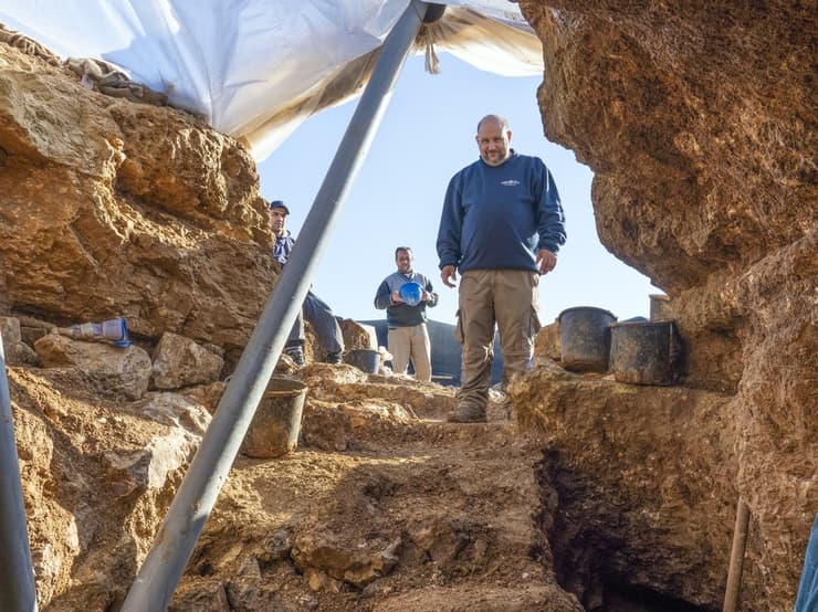 ארכיאולוג רשות העתיקות נתן בן-ארי בחפירה