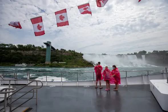אונייה קנדית מול אמריקנית במפלי הניאגרה