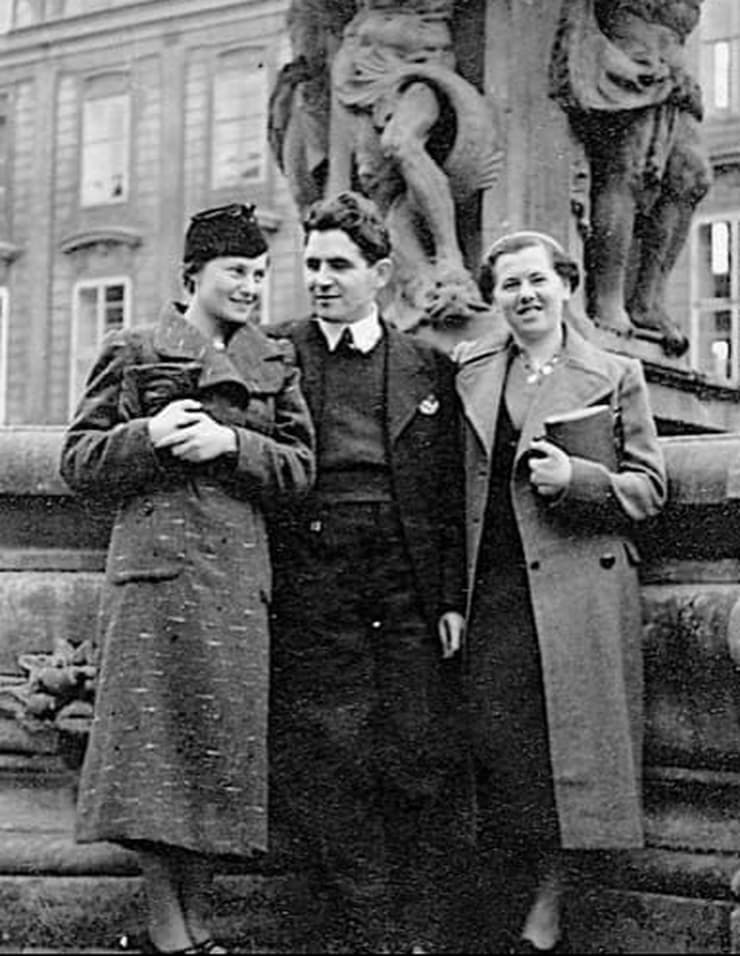  יהודה שנטיינברג עם גיסתו ועם רעייתו אידה שנספתה באושוויץ עם בנם. פראג 1936 לערך