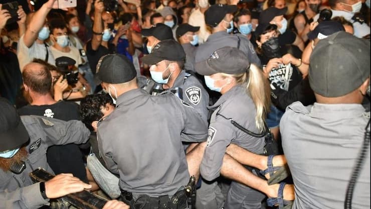 עימותים בין מפגינים לשוטרים בכיכר פריז בירושלים