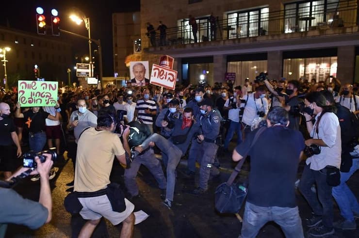 עימותים בין מפגינים לשוטרים בכיכר פריז בירושלים