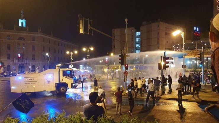 המשטרה מפזרת את המפגינים בכיכר פריז בירושלים
