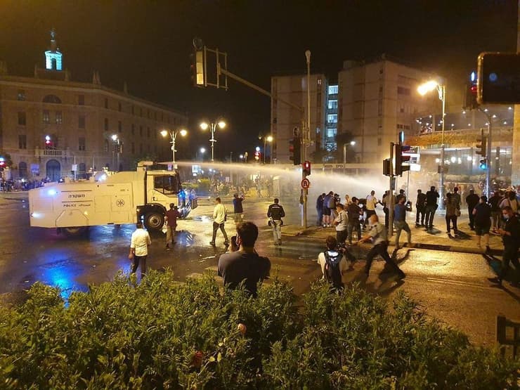 המשטרה מפזרת את המפגינים בכיכר פריז בירושלים