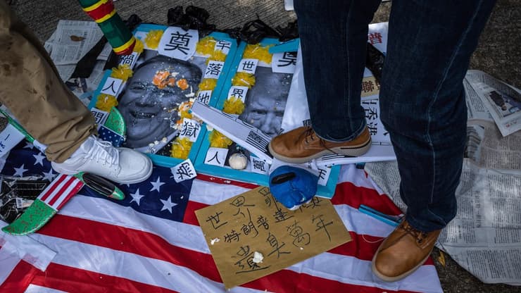 סין תומכי המשטר הסיני דורכים על תמונות טראמפ ו פומפאו ליד קונסוליה של ארה"ב ב הונג קונג
