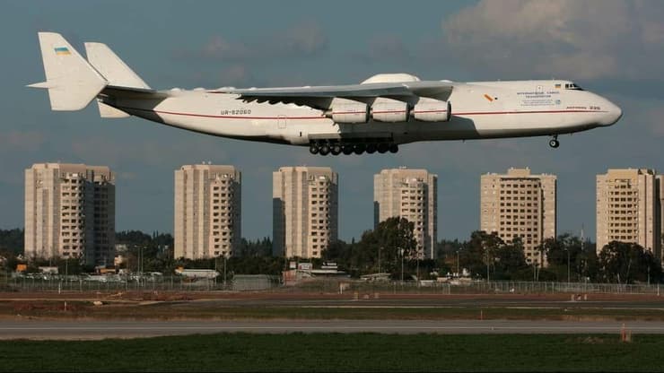 מטוס האנטונוב An-225 נוחת בנתב"ג ב-2008
