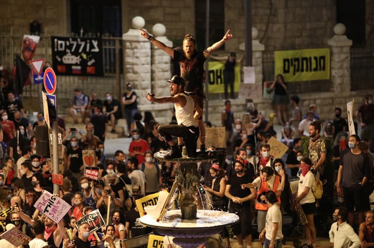 הפגנה הפגנות מול בית רה"מ ב בלפור ירושלים דגלים שחורים 