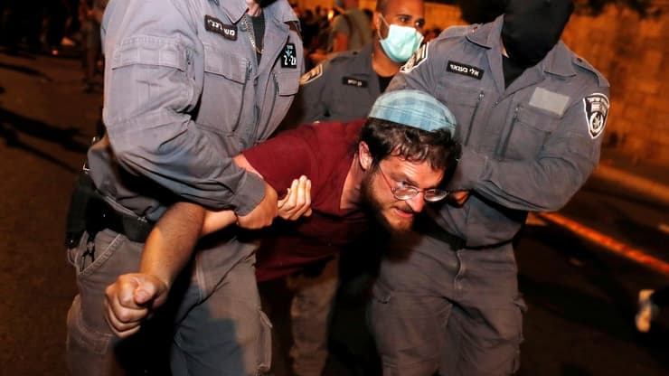 מעצר מפגינה ב ירושלים מול מעון ראש הממשלה נתניהו בלפור