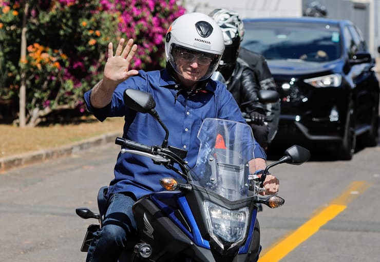 נשיא ברזיל ז'איר בולסונרו יוצא לטייל אחרי שהחלים מ נגיף קורונה