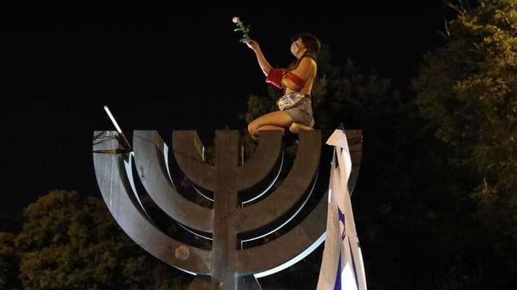 תרבות - עירום מחאה - מנורה ירושלים