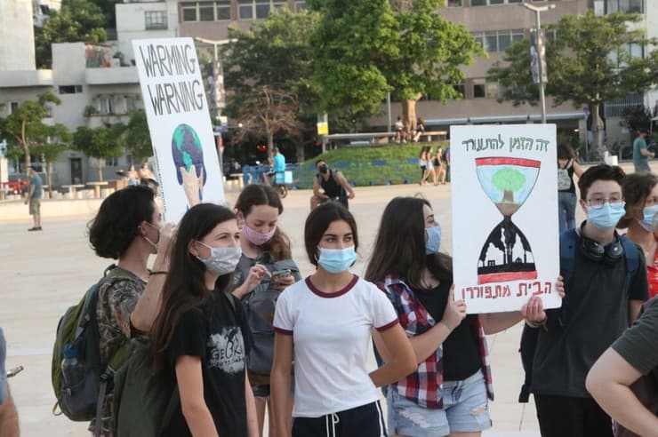 בני נוער בהפגנה בתל אביב
