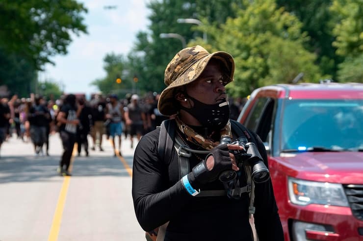 ארה"ב מחאת ג'ורג' פלויד לואיסוויל קנטקי ארגון של שחורים חמושים צועד ברחוב צדק לבריאונה טיילור