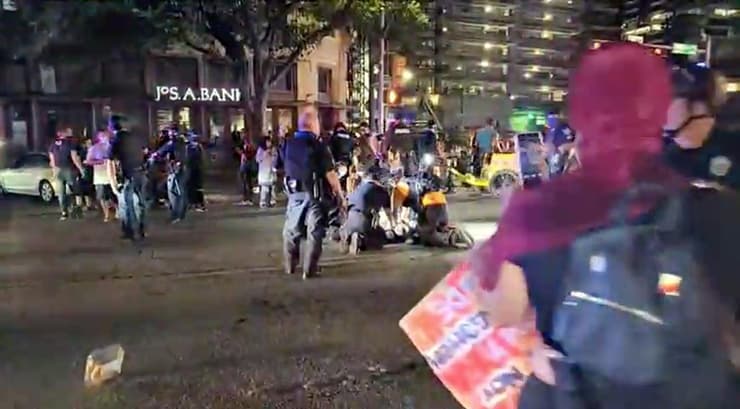 ארה"ב מחאת ג'ורג' פלויד שוטרים סביב מפגין ש נורה במהלך המחאה