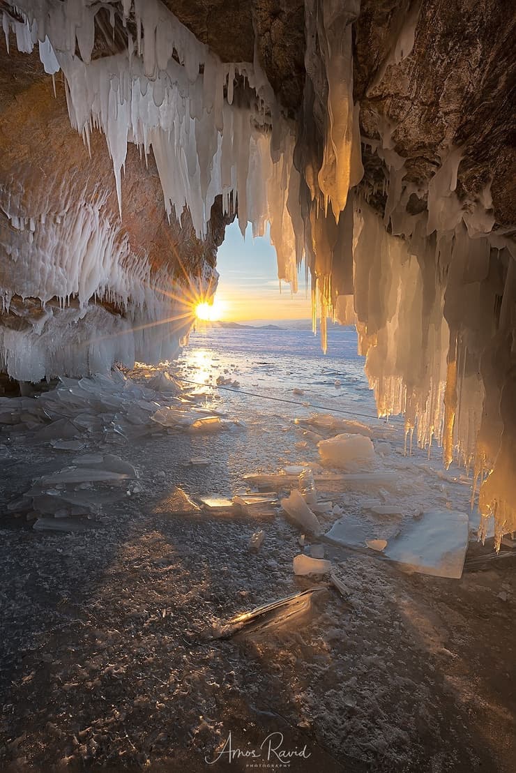 מערות נטיפי קרח הן אחת התופעות המיוחדות על האגם הקפוא. שימו לב שהקרקע היא בעצם שכבת הקרח של האגם הקפוא. צילום בצמצם סגור והצמדת השמש לשפת הסלע יוצרים את אפקט הכוכב