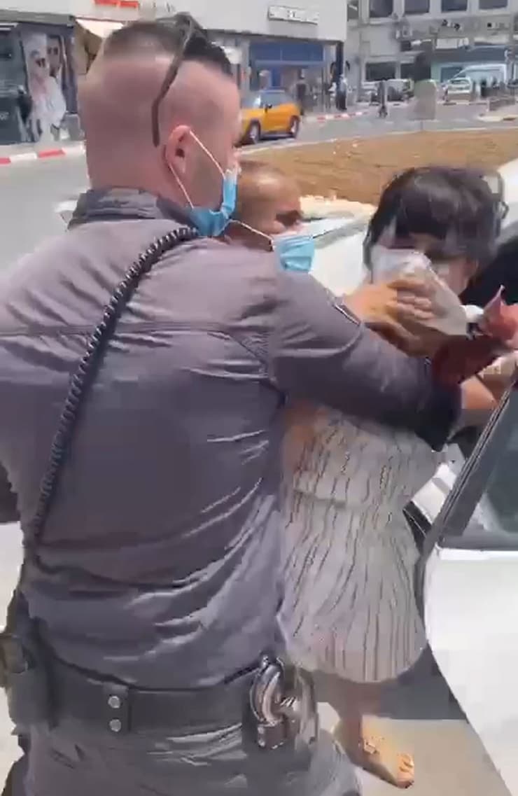 אירוע בנמל תל אביב: אישה נעצרת על ידי שוטרת ופקח מפני שהיתה ללא מסיכה וסרבה להזדהות