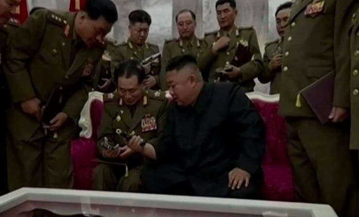 צפון קוריאה קים ג'ונג און טקס אקדחים אנשי צבא