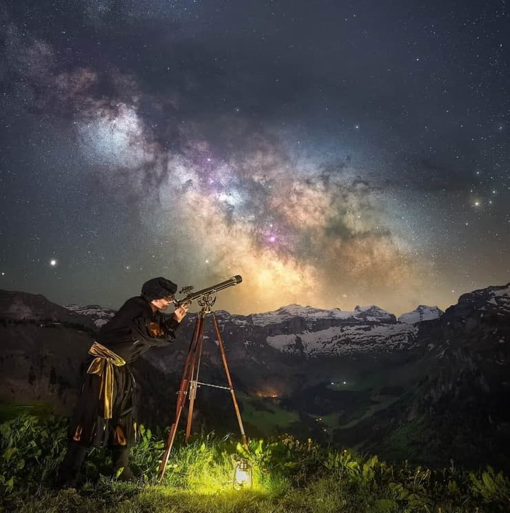 צופה עם הטלסקופ לעבר אהבתו הראשונה: הכוכבים