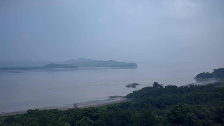 נהר האן מבט על צפון קוריאה מהאי גאנגווה ב דרום קוריאה