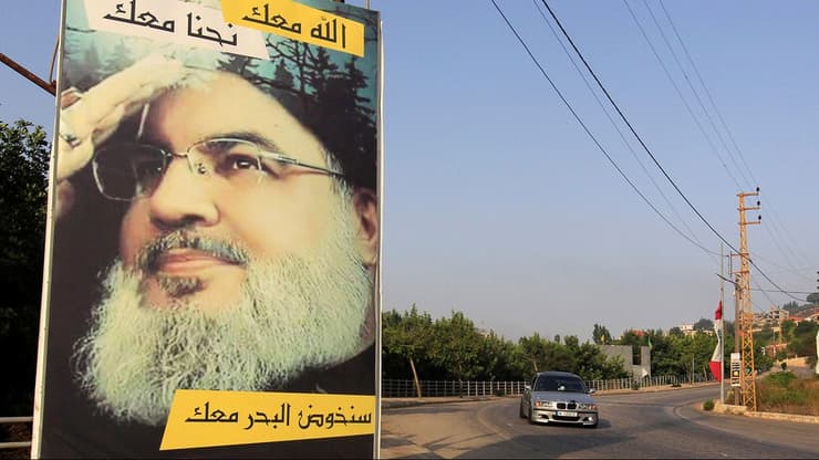 שלט עם פניו של חסן נסראללה בלבנון