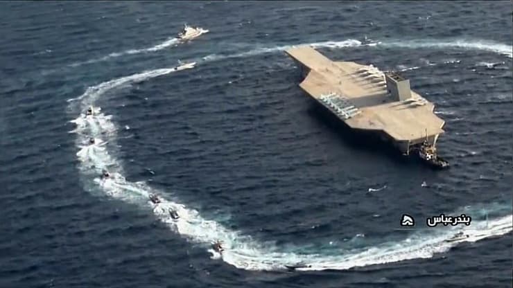 תרגיל איראן של משמרות המהפכה ליד מצר הורמוז המפרץ הפרסי נגד חיקוי של נושאת מטוסים