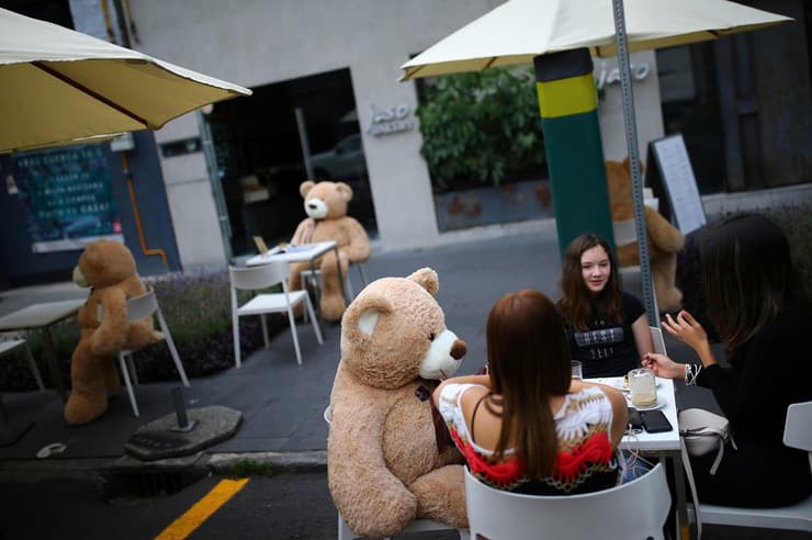 נגיף קורונה מקסיקו סיטי דובונים דובוני ענק ב מסעדה לצורך ריחוק חברתי