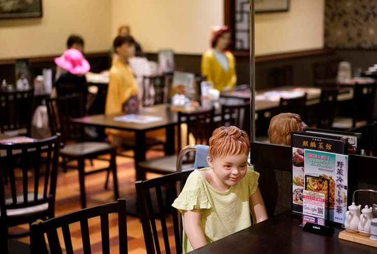 נגיף קורונה יפן טוקיו בובות ראווה ל ריחוק חברתי ב מסעדה