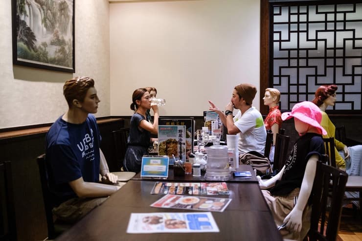 נגיף קורונה יפן טוקיו בובות ראווה ל ריחוק חברתי ב מסעדה