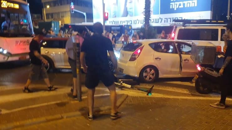 מפגינים תקפו אמש רכב בו נסעו אוהדי מכבי
