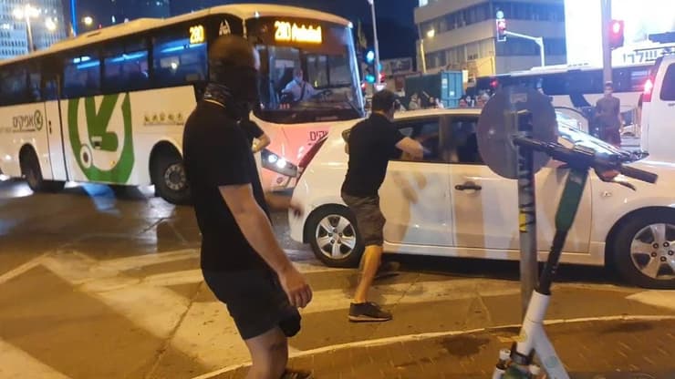 מפגינים תקפו אמש רכב בו נסעו אוהדי מכבי