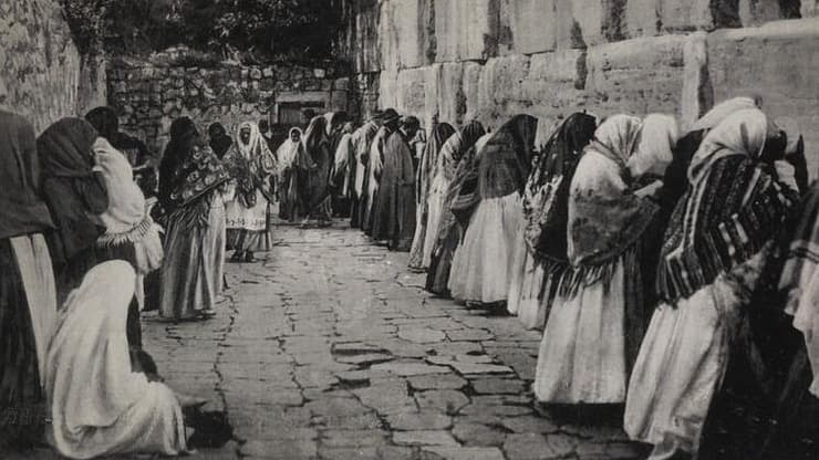 נשים יהודיות עטויות שביסים מתפללות לפני הכותל המערבי