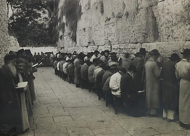 תפילה בכותל, תחילת המאה ה-20. ניתן לראות את הכתובות החרוטות על הקיר