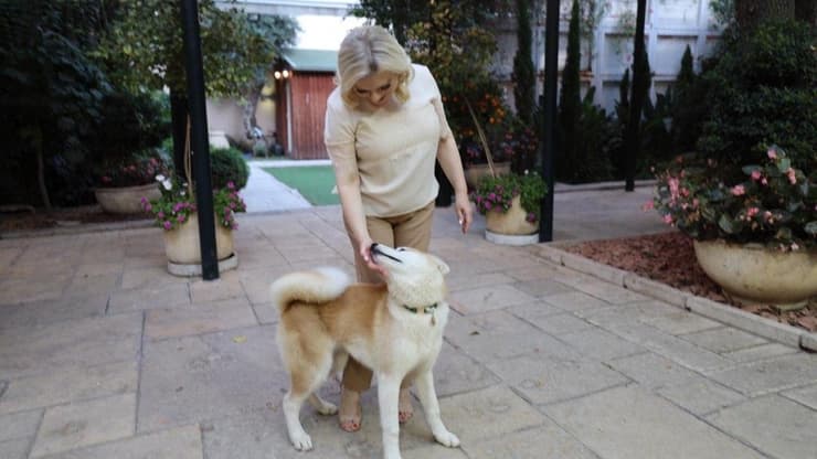 שרה נתניהו והכלבה נארה במעון ראש הממשלה