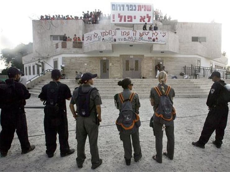 שוטרים לפני בית הכנסת בכפר דרום