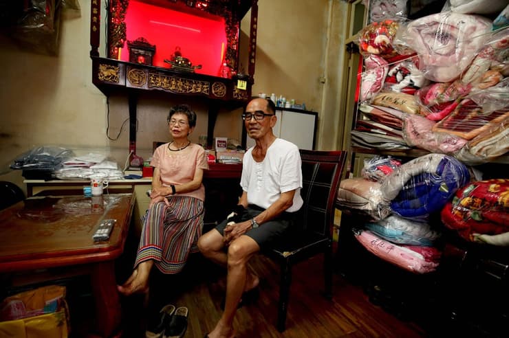 טייוואן זוג קשישים דוגמנים בגדים שנשכחו ב מכבסה