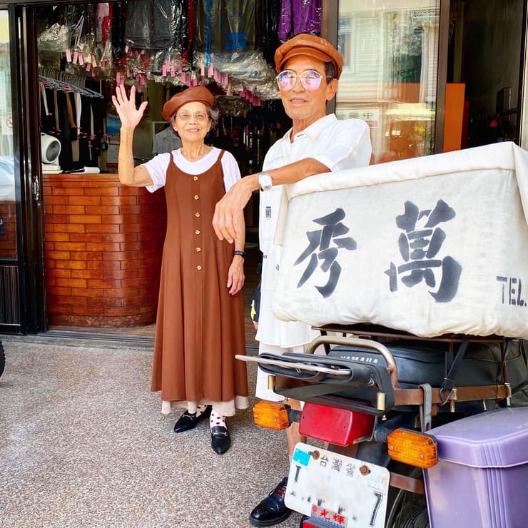 טייוואן זוג קשישים דוגמנים בגדים שנשכחו ב מכבסה