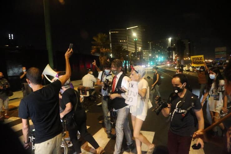 הפגנה מחאה מפגינים גן צ'ארלס קלור תל אביב משבר כלכלי קורונה 