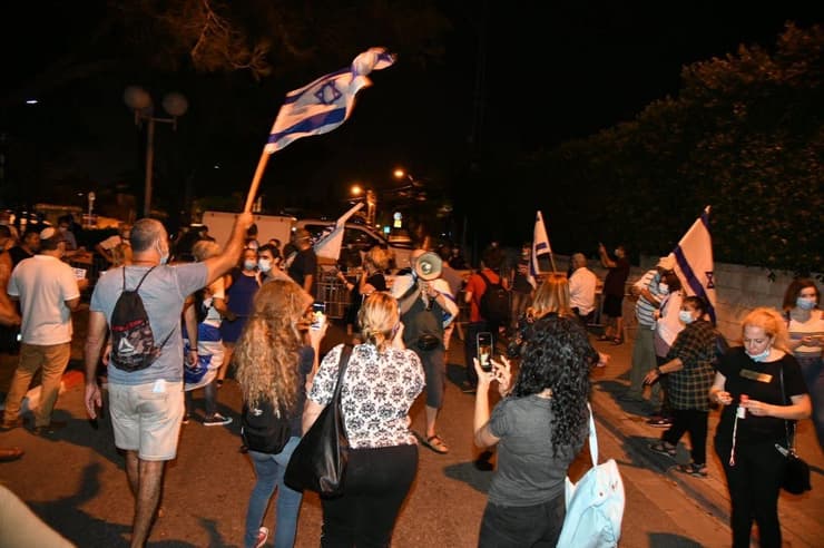 הפגנה מול ביתה של אסתר חיות בתל אביב