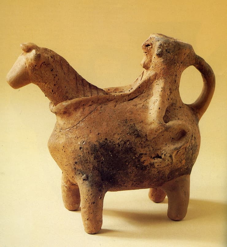 כלי חרס בדמות פרש רוכב על סוס מאוסף משה דיין במוזיאון ישראל