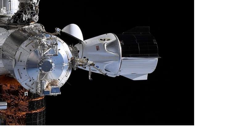 החללית של SpaceX מחוברת לתחנת החלל