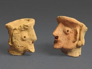 שני ראשי גברים בפרופיל ממקדש בתל מוצא, מהמאה התשיעית לפנה"ס