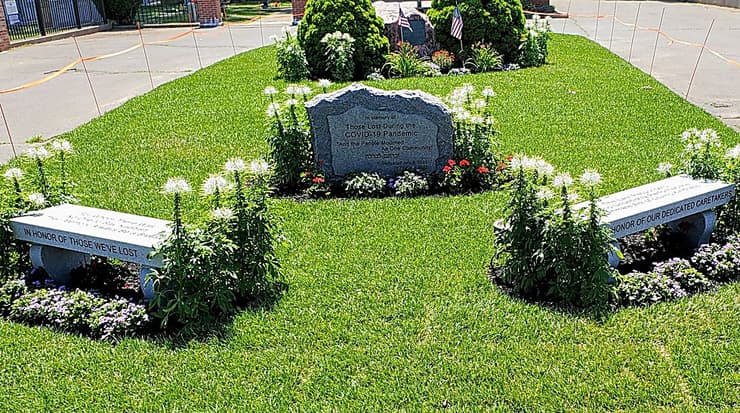 אנדרטה לזכר נספי מגיפת הקורונה מקרב הקהילה היהודית שנחנכה ביולי בבוסטון 