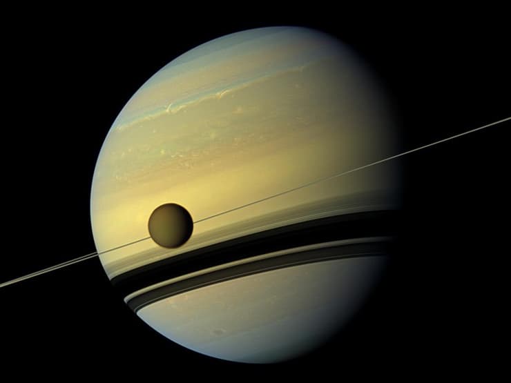 טיטאן על רקע כוכב הלכת שבתאי