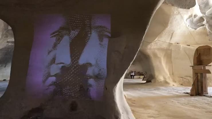 וידיאו-ארט על קירות המערה