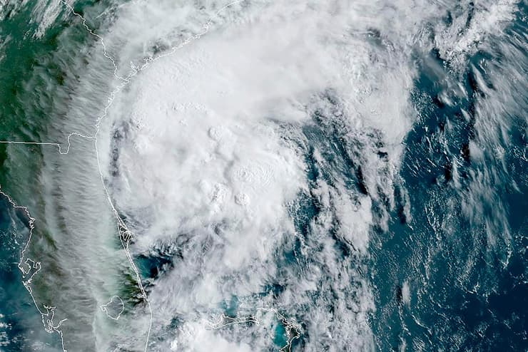 סופה איסאיאס הוריקן תצלום לוויין ב ארה"ב